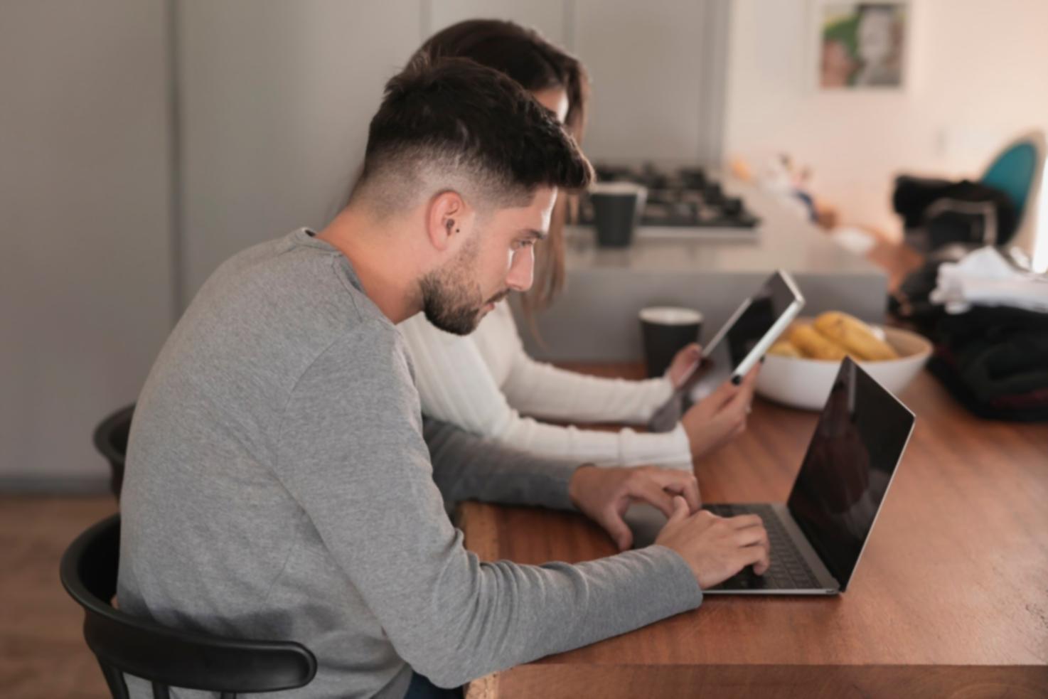 Modernes Büroumfeld bei Kilovitorix mit kollaborativen Arbeitsbereichen